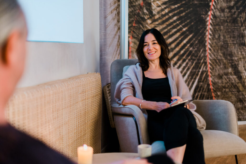 Daniela Rusconi in der Praxis in Zürich, im Coaching Gespräch mit einem Kunden