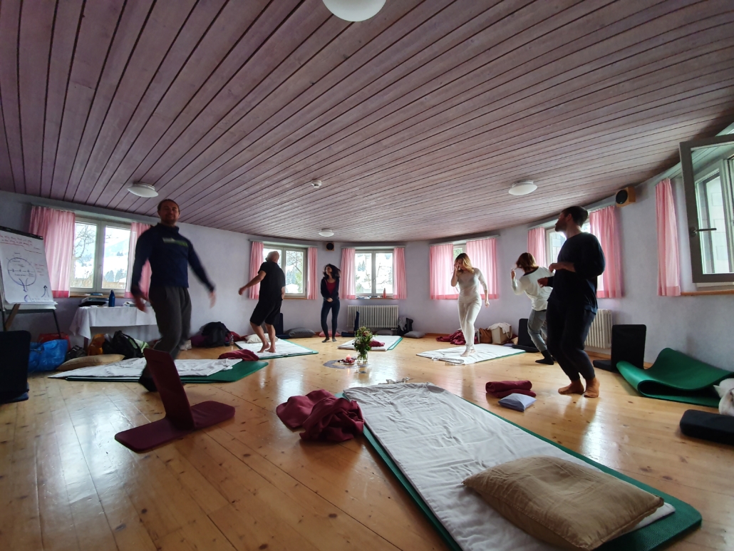 Atem-Retreat_Kiental_Tanzbewegung